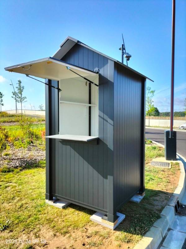 Installation d'une cabine simple avec ouverture kiosque pour le centre commercial Mc Arthur Glen à Paris