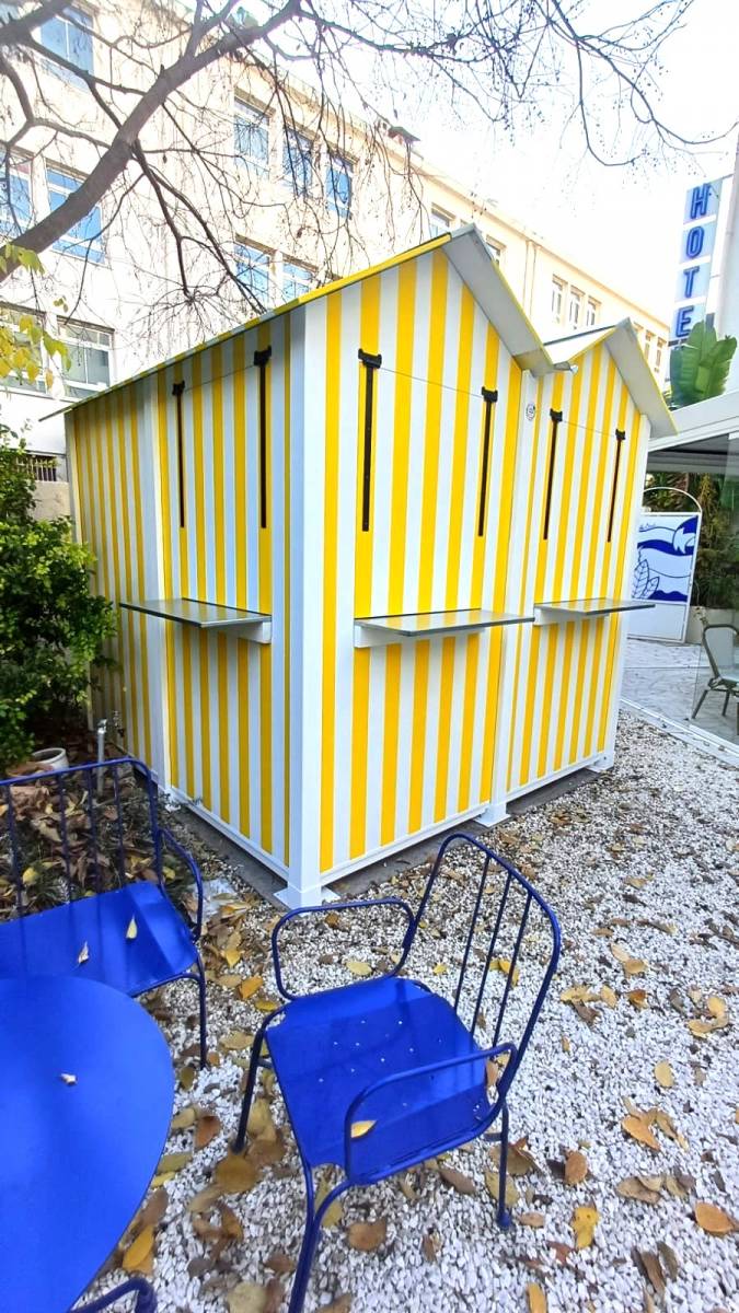 Cabine de plage jaune 