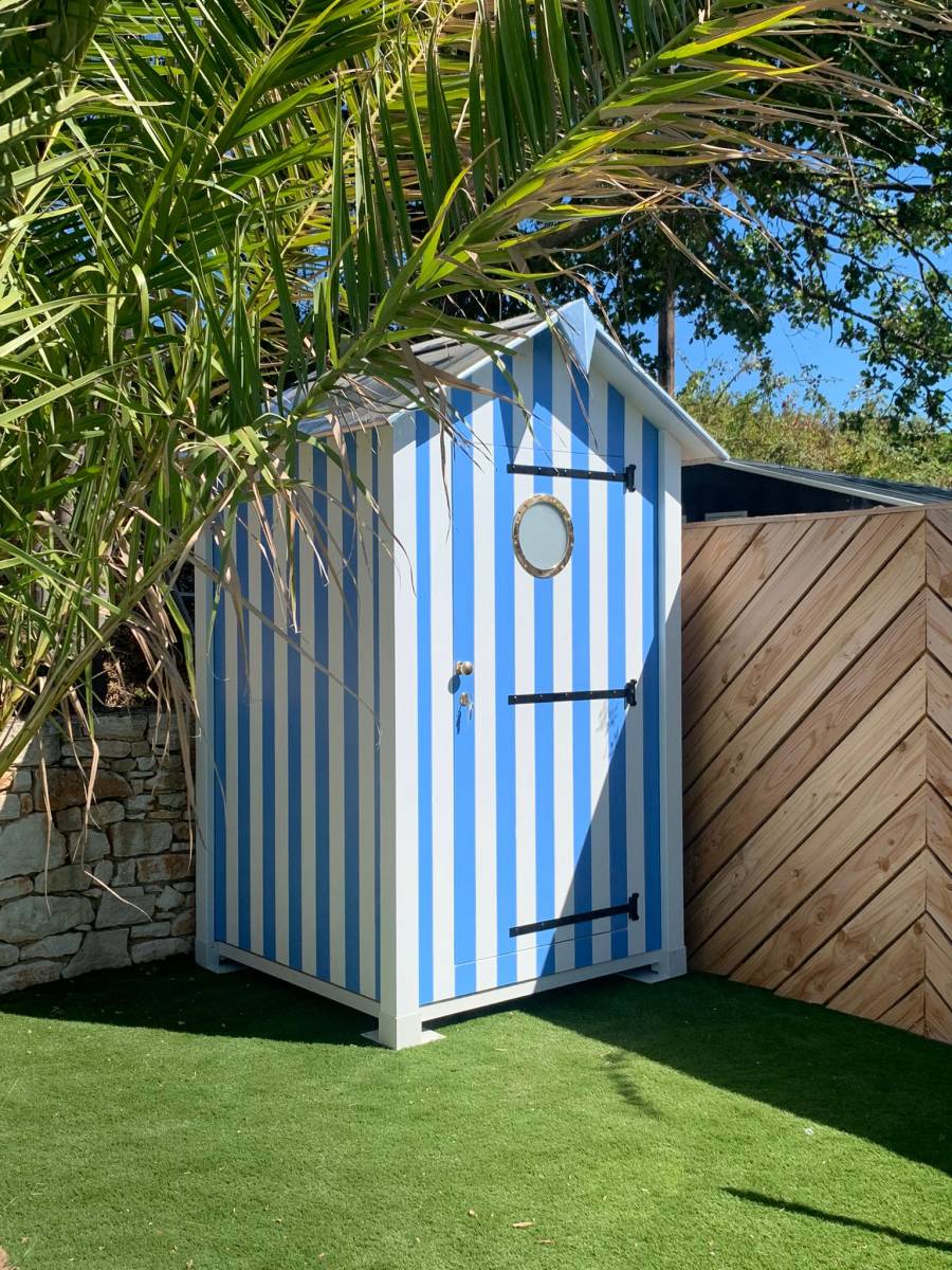 Cabine en bois au fond du jardin