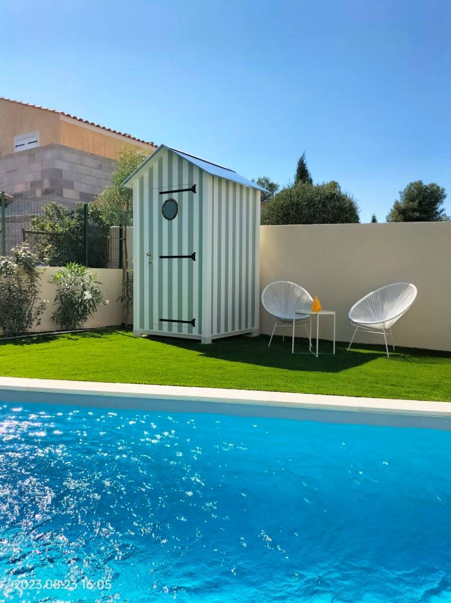 Pose d'une cabine au bord de la piscine à Aubagne