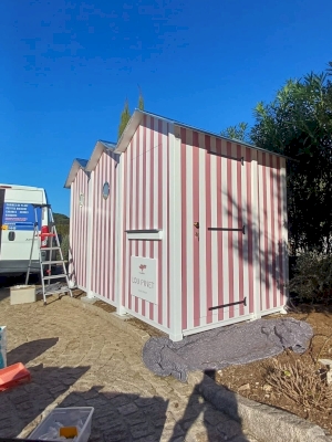 Pose d'une cabine de plage en bois grand format pour un hôtel 