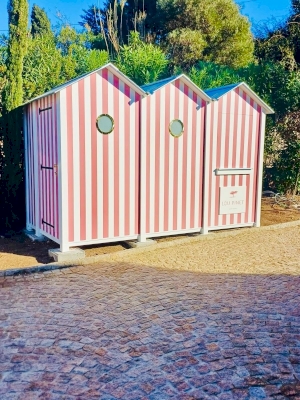Pose d'une cabine de plage en bois grand format pour un hôtel Pose d'une cabine de plage en bois grand format pour un hôtel