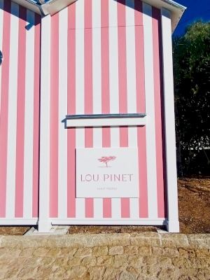 Pose d'une cabine de plage en bois grand format pour un hôtel 