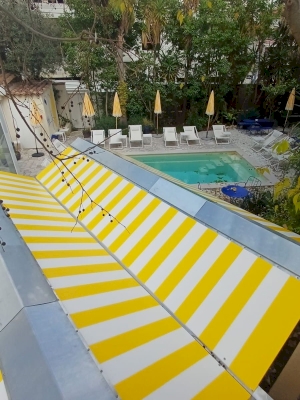 Installation d'une cabine de plage avec kiosque bar