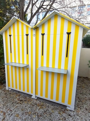 Installation d'une cabine de plage avec kiosque bar