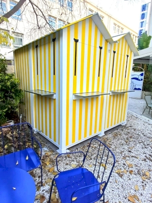 Installation d'une cabine de plage avec kiosque bar