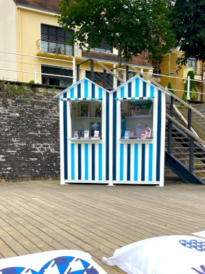 Livraison d'une cabine de plage en bois avec ouvertures kiosque