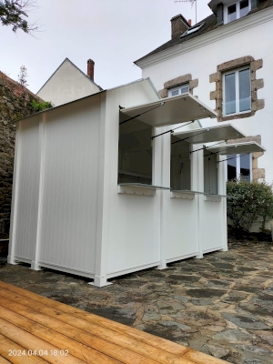 Installation d’une cabine kiosque bar sur l’île de Groix Installation d’une cabine kiosque bar sur l’île de Groix