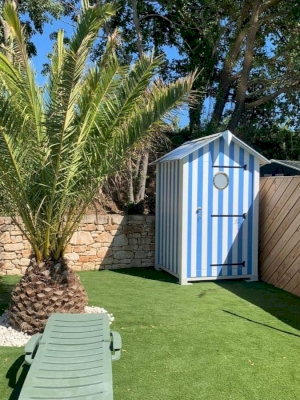 Cabine en bois au fond du jardin