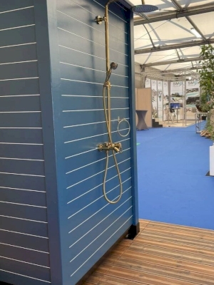 Réalisation d'une cabine de douche extérieure avec terrasse en bois