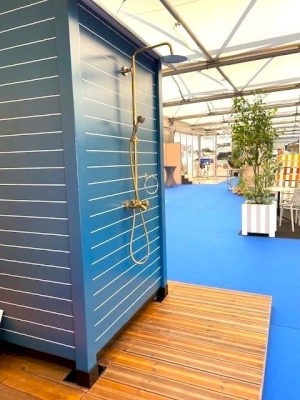 Réalisation d'une cabine de douche extérieure avec terrasse en bois