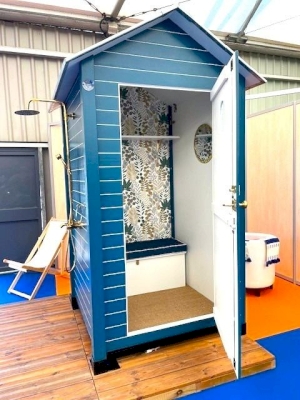 Réalisation d'une cabine de douche extérieure avec terrasse en bois