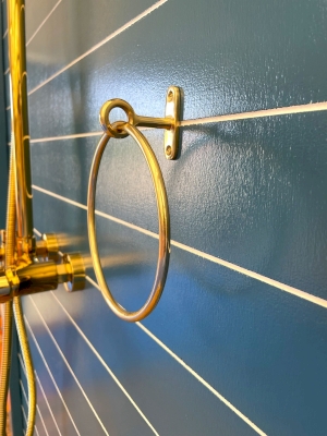 Réalisation d'une cabine de douche extérieure avec terrasse en bois