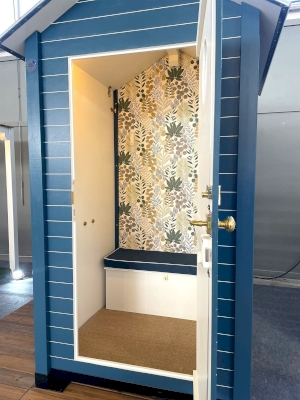 Réalisation d'une cabine de douche extérieure avec terrasse en bois