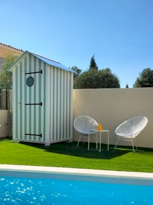 Pose d'une cabine au bord de la piscine à Aubagne 