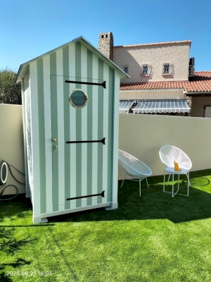 Pose d'une cabine au bord de la piscine à Aubagne Pose d'une cabine au bord de la piscine à Aubagne