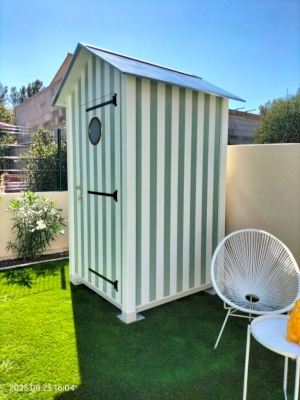 Pose d'une cabine au bord de la piscine à Aubagne 