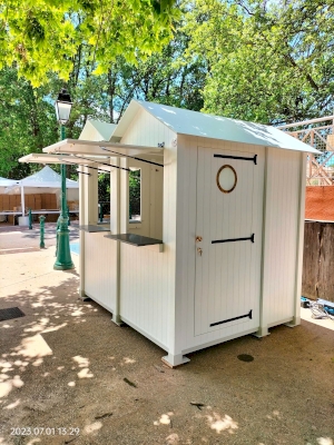 Location d’une cabine en bois double et demi pour un évènement Location d’une cabine en bois double et demi pour un évènement