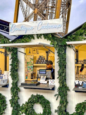 Des chalets de Noël au cœur d'un monument parisien mythique