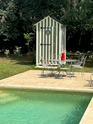 Une cabine de plage en bois au bord de la piscine en Provence
