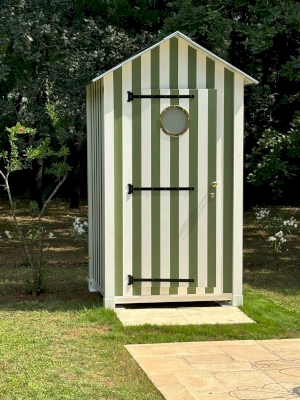 Une cabine de plage en bois au bord de la piscine en Provence Une cabine de plage en bois au bord de la piscine en Provence