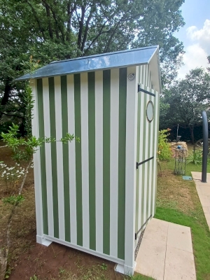 Une cabine de plage en bois au bord de la piscine en Provence