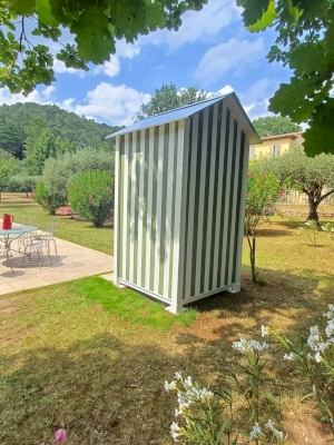 Une cabine de plage en bois au bord de la piscine en Provence
