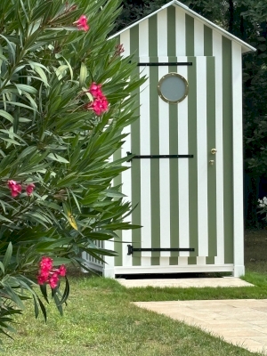Une cabine de plage en bois au bord de la piscine en Provence Une cabine de plage en bois au bord de la piscine en Provence