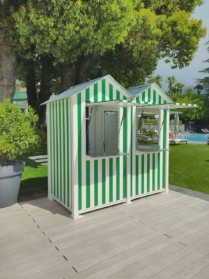 Une cabine en bois sur la terrasse de l'Eden Roc Une cabine en bois sur la terrasse de l'Eden Roc