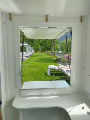Une cabine en bois sur la terrasse de l'Eden Roc 