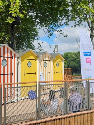 Des cabines de plage en bois sur les bords de Marne Des cabines de plage en bois sur les bords de Marne